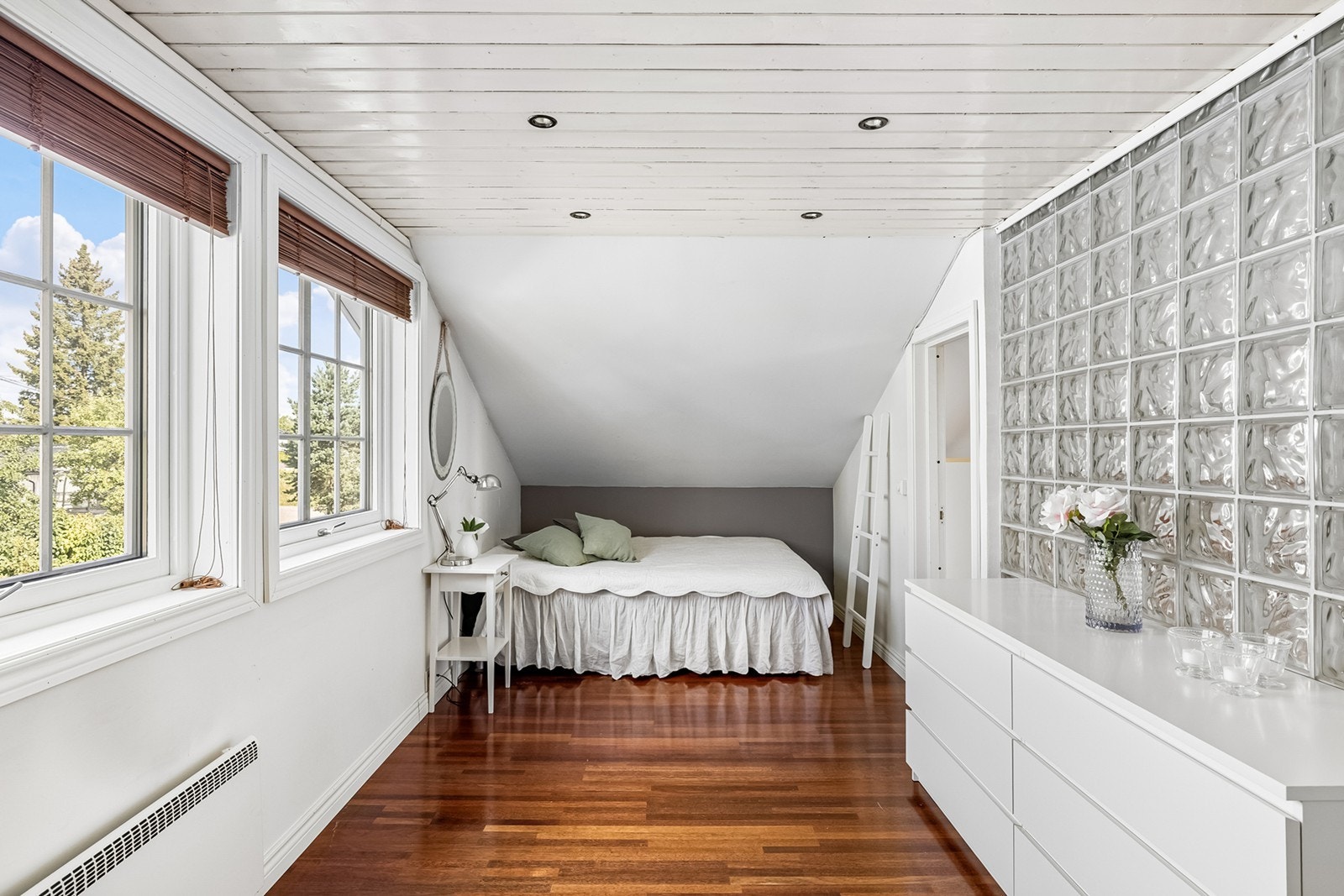 Plass til oppbevaring og dobbeltseng. Galleribilde