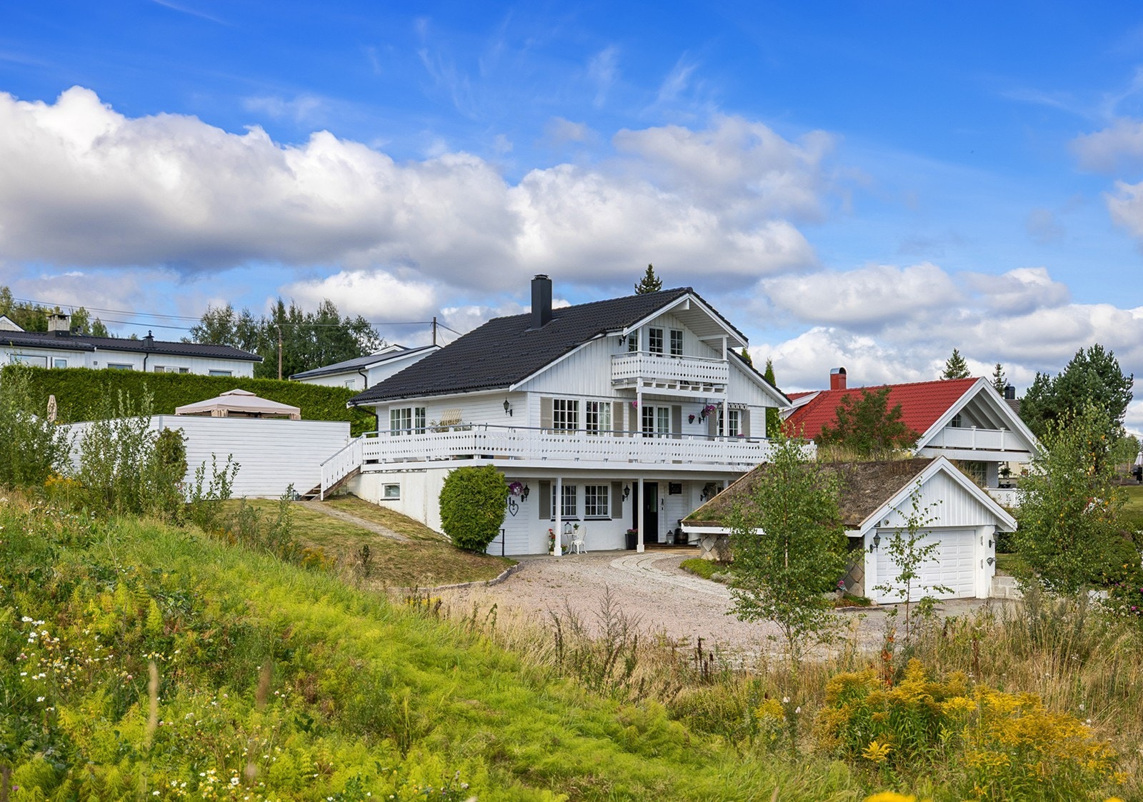 Velkommen til Heggeveien 11B - en sjarmerende enebolig med innbydende fasade og flott beliggenhet! Galleribilde