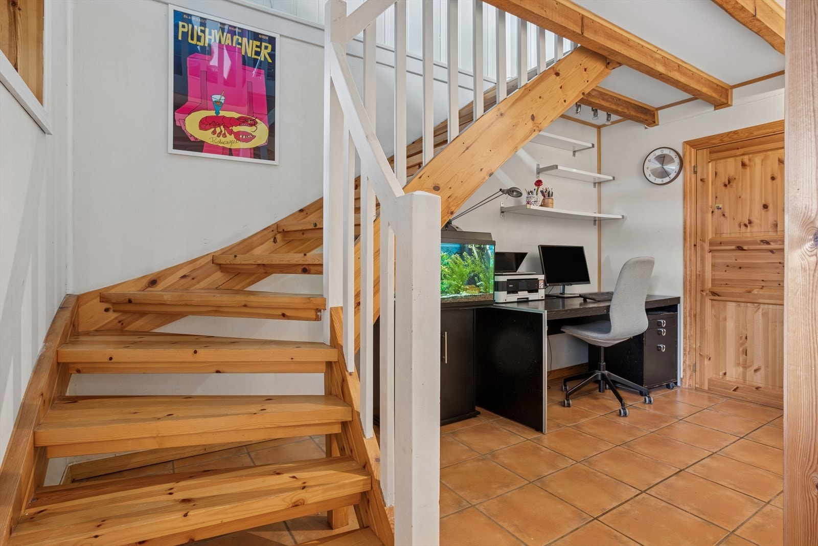 I gangen i underetasjen er det også plass til en arbeidspult. Galleribilde