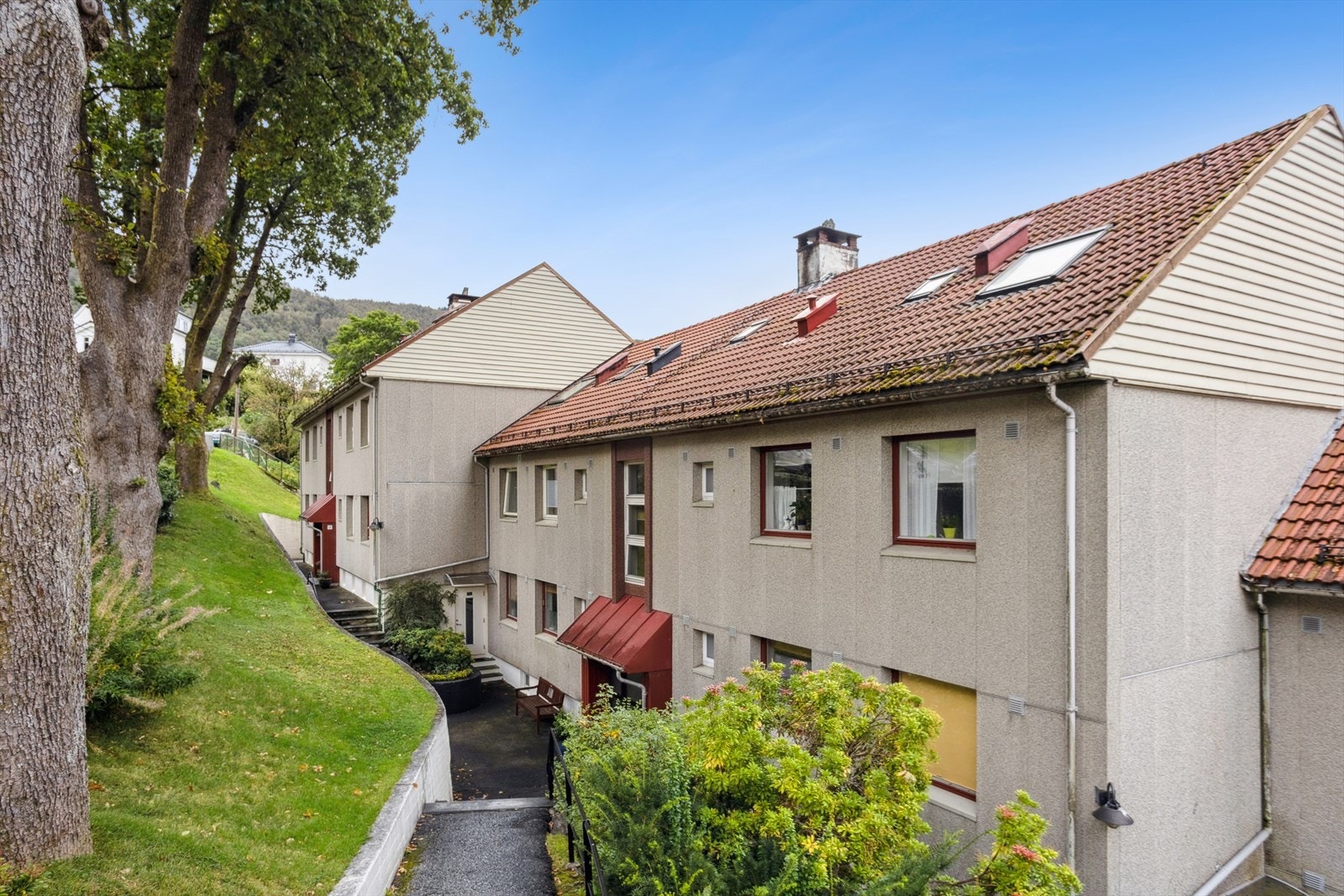 Borettslaget har pent opparbeidete fellesarealer med asfalterte internveier, plen og beplantning. Galleribilde