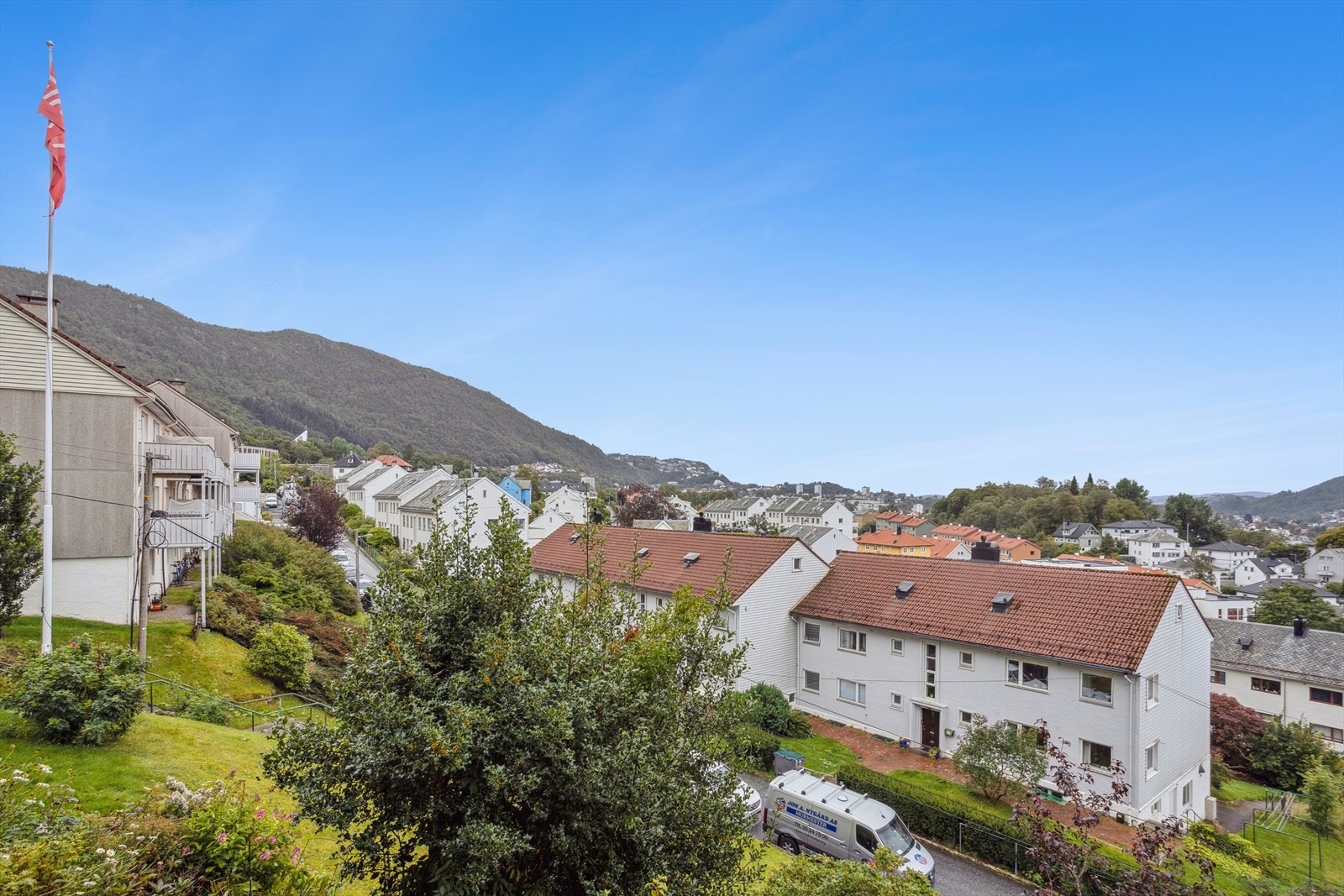 Svært sentral beliggenhet med kort vei til dagligvarebutikker, barnehager og skoler. I nærheten finner du både Sletten Senter og Landåstorget. Galleribilde