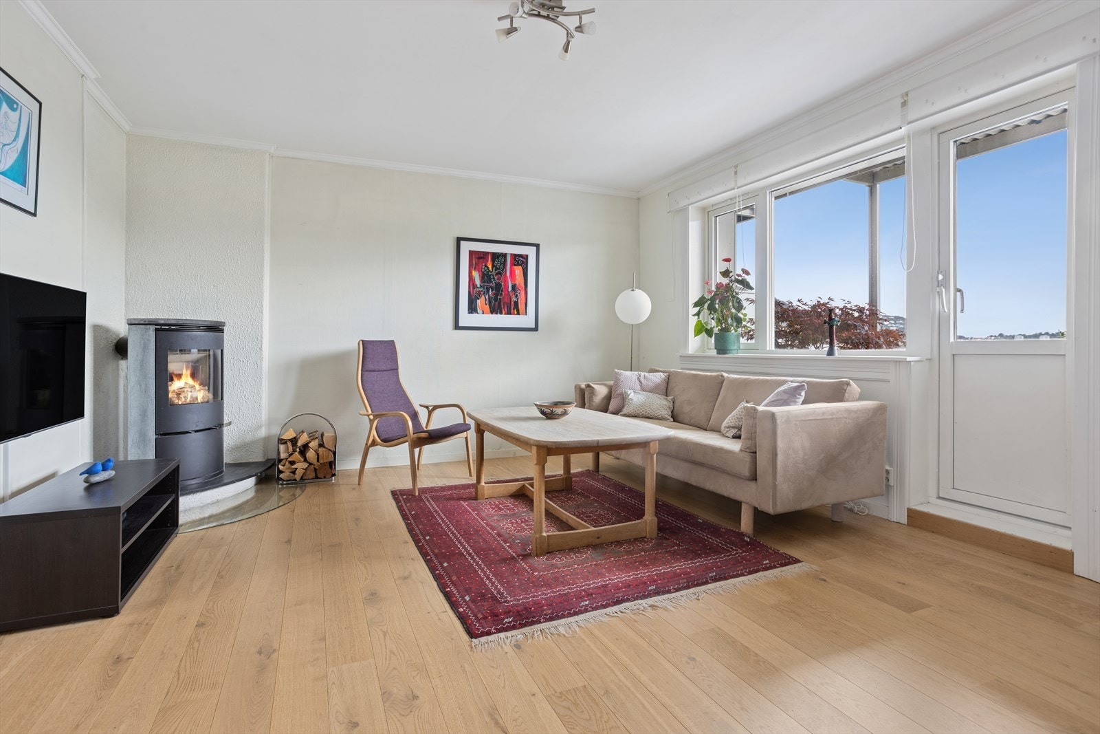 Stuen har pen lys parkett og lyse malte vegger. Galleribilde