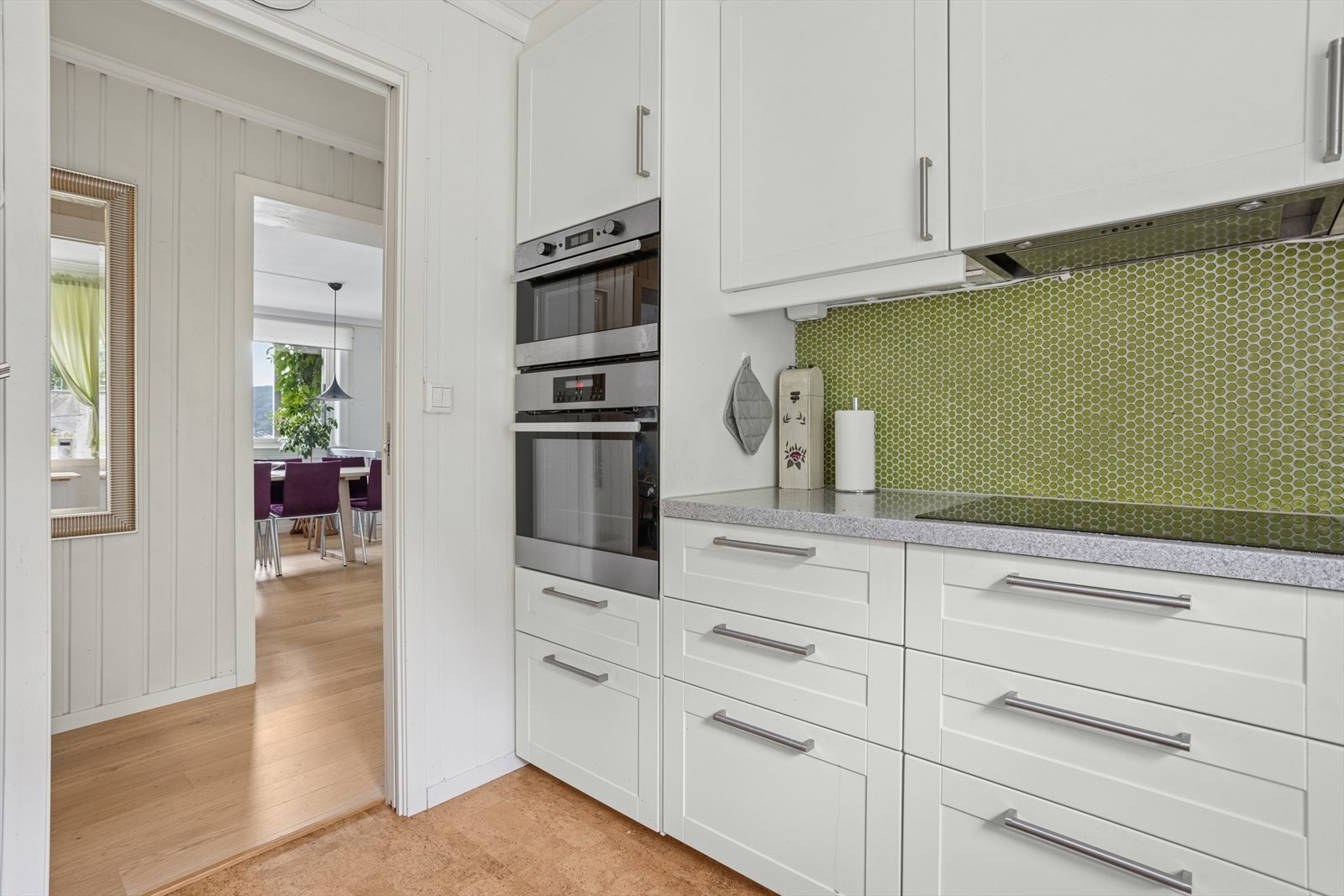 Kjøkkenet er adskilt fra stuen, men likevel fin sammenheng mellom rommene. Galleribilde