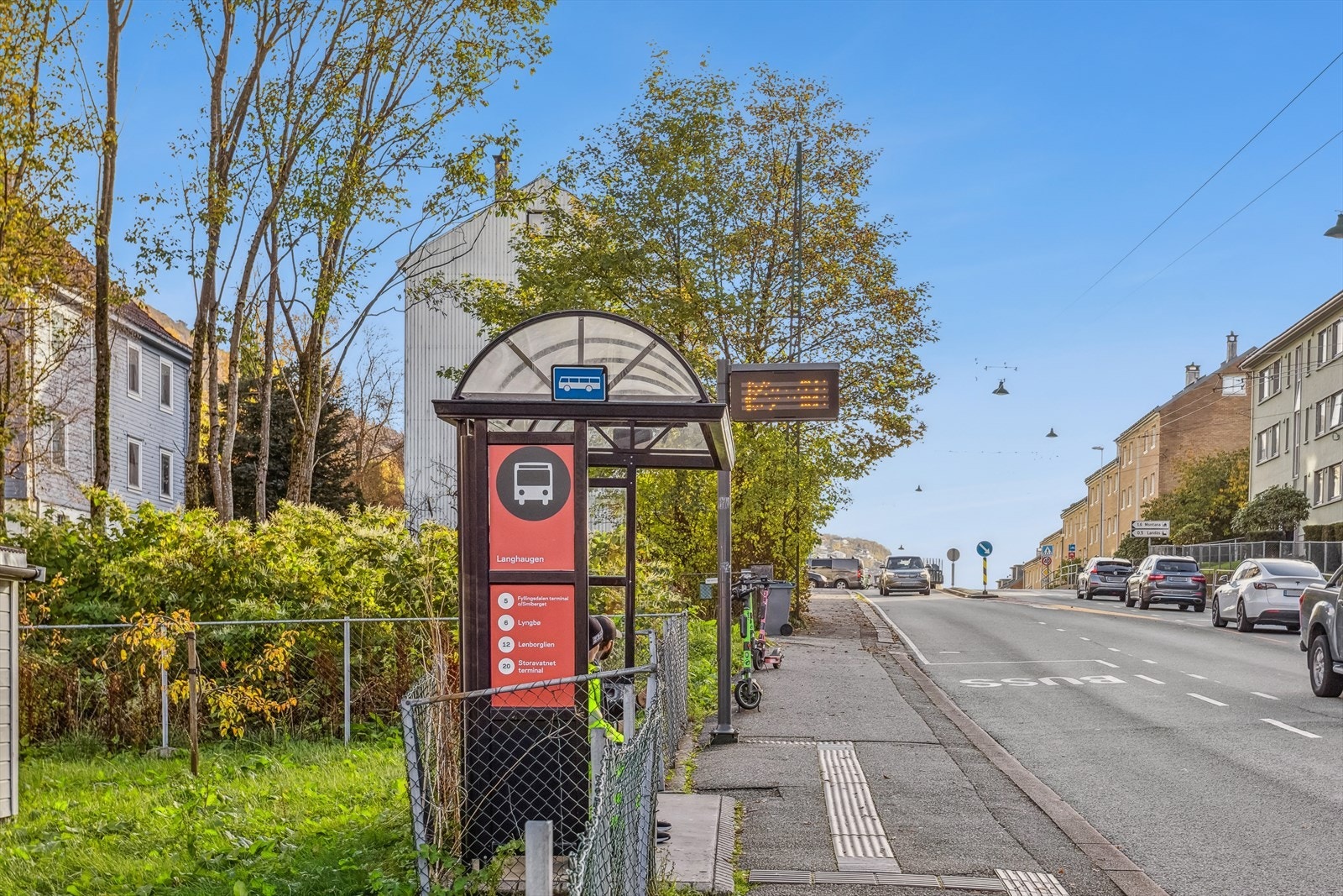 Området har svært gode kollektivforbindelser, med busstopp i gangavstand. Her kan du bo komfortabelt uten å være avhengig av bil. Galleribilde