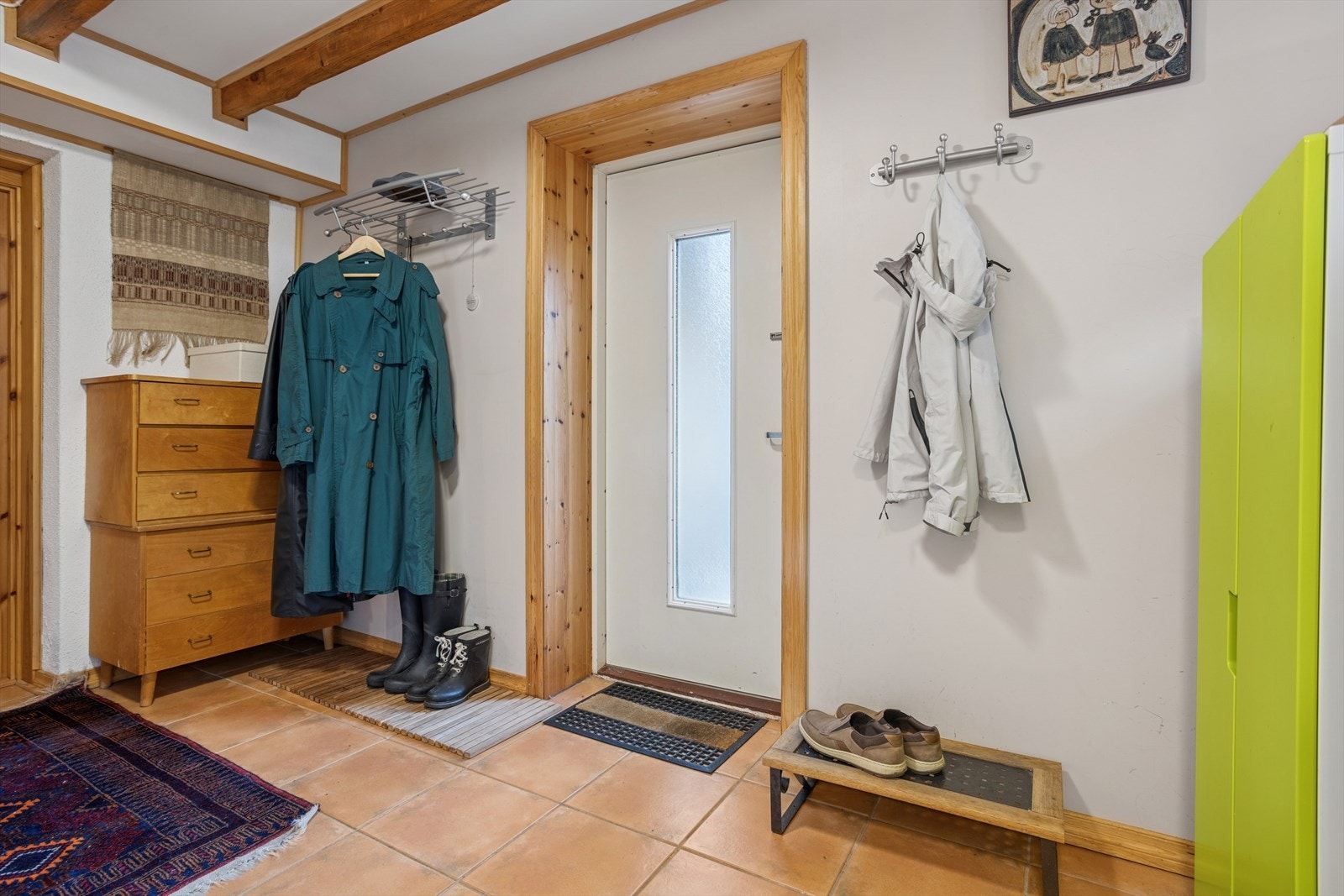 Romslig inngang også i underetasjen, her er god plass til garderobe. Galleribilde