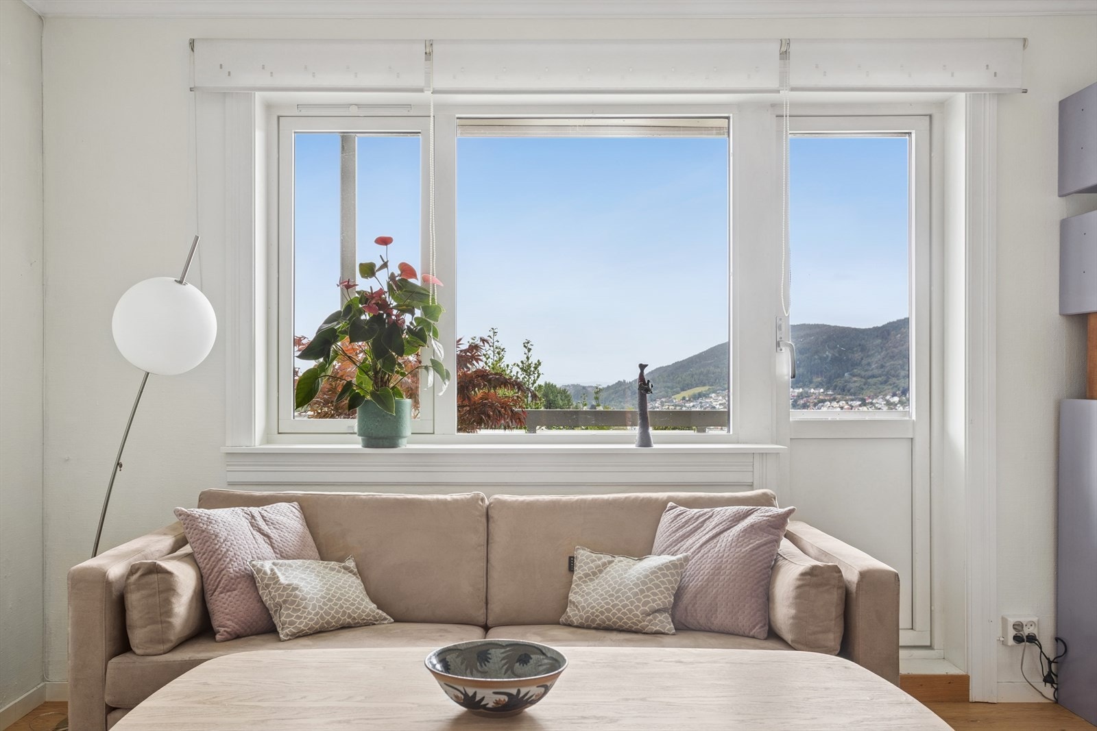 Innholdsrik bolig med to stuer Galleribilde