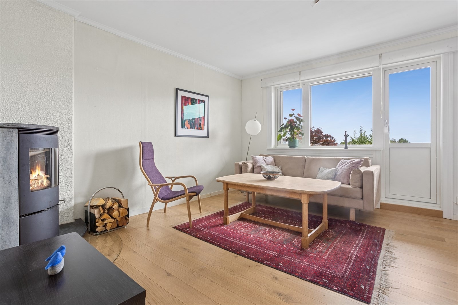 Leiligheten har god plass til stor sofagruppe. Peisovnen gir god varme og hygge på de kalde dagene. Galleribilde