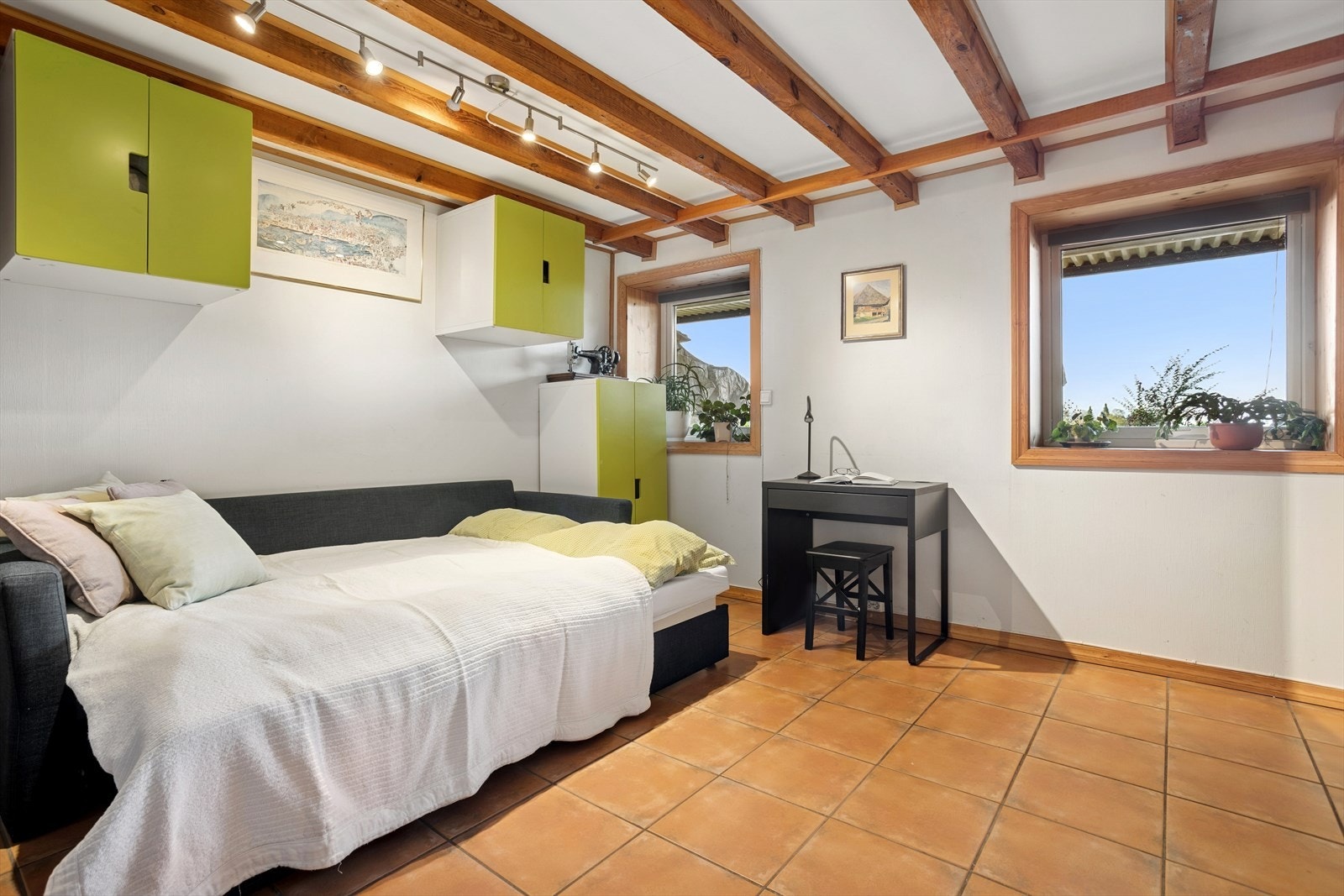 Det foreligger dispensasjonsvedtak for lav takhøyde i underetasjen. Rommet her blir brukt til soverom, men godkjente tegninger foreligger ikke. Galleribilde