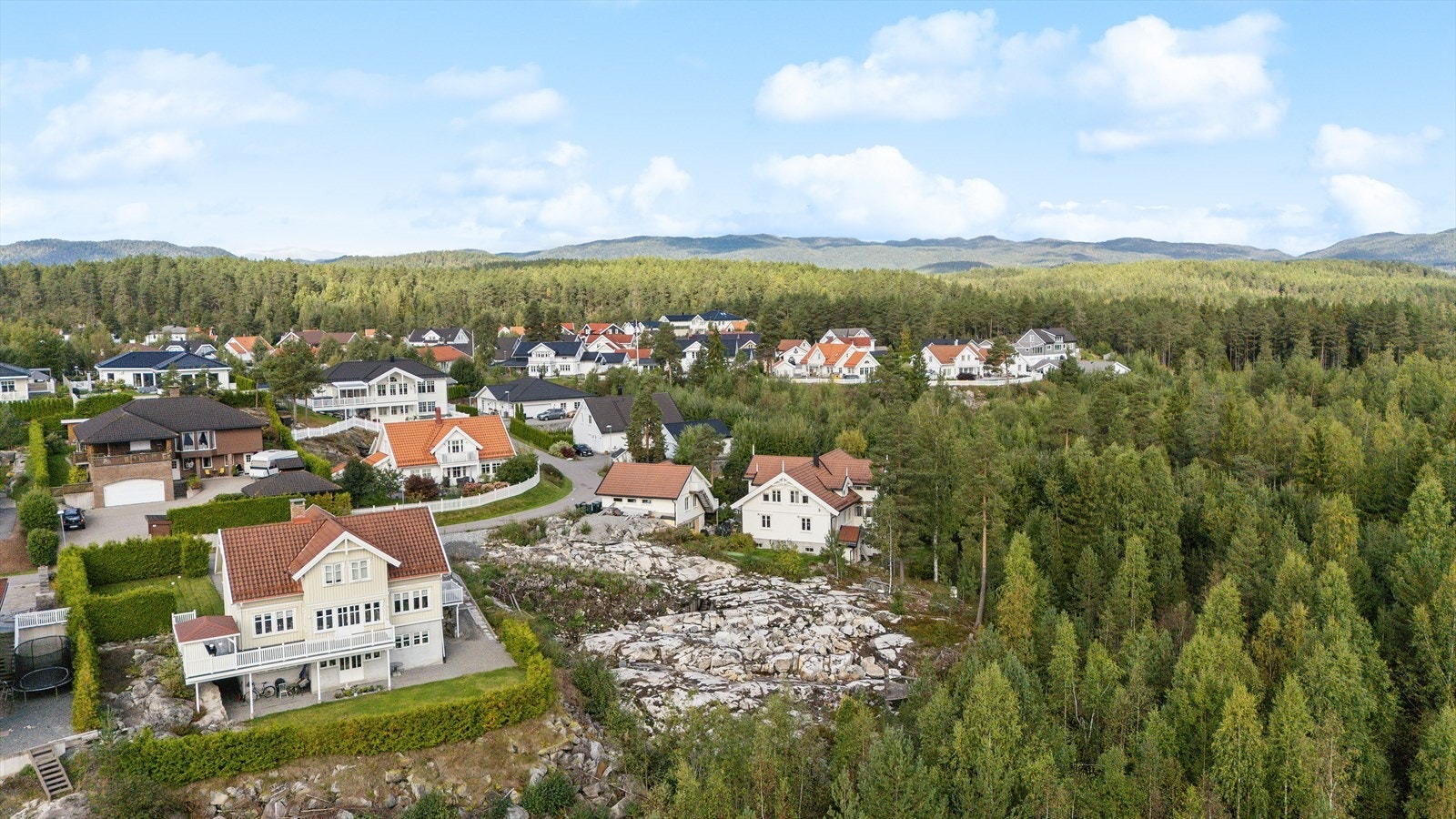 Velkommen til Rødstrupesvingen 26 - Presentert av Eiendomsmegler Kari-Anne Haugan og Nina Klæbo Rustad v/DNB Eiendom. Galleribilde