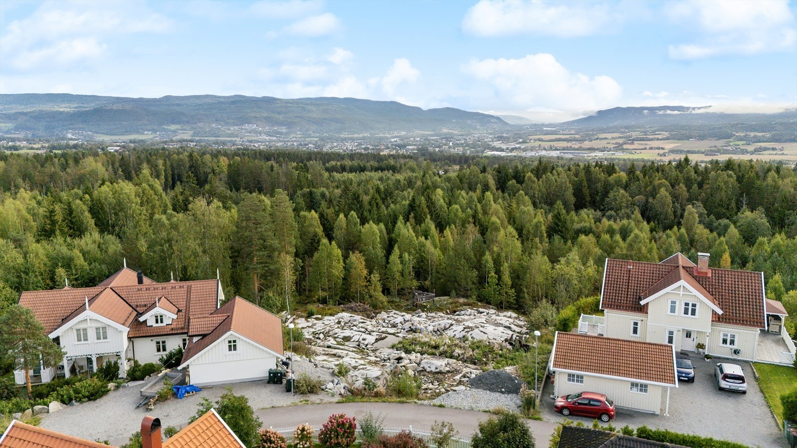 Tomten består av naturtomt med fjell i dagen, noe som gir et solid og naturlig preg. Galleribilde