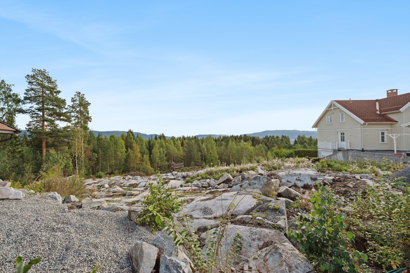 Tomten ligger nord/østvendt i naturskjønne omgivelser. Galleribilde