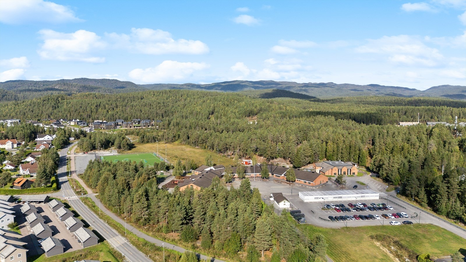 Her bor du med kort vei til både skole og barnehage, noe som gjør området perfekt for barnefamilier. Galleribilde