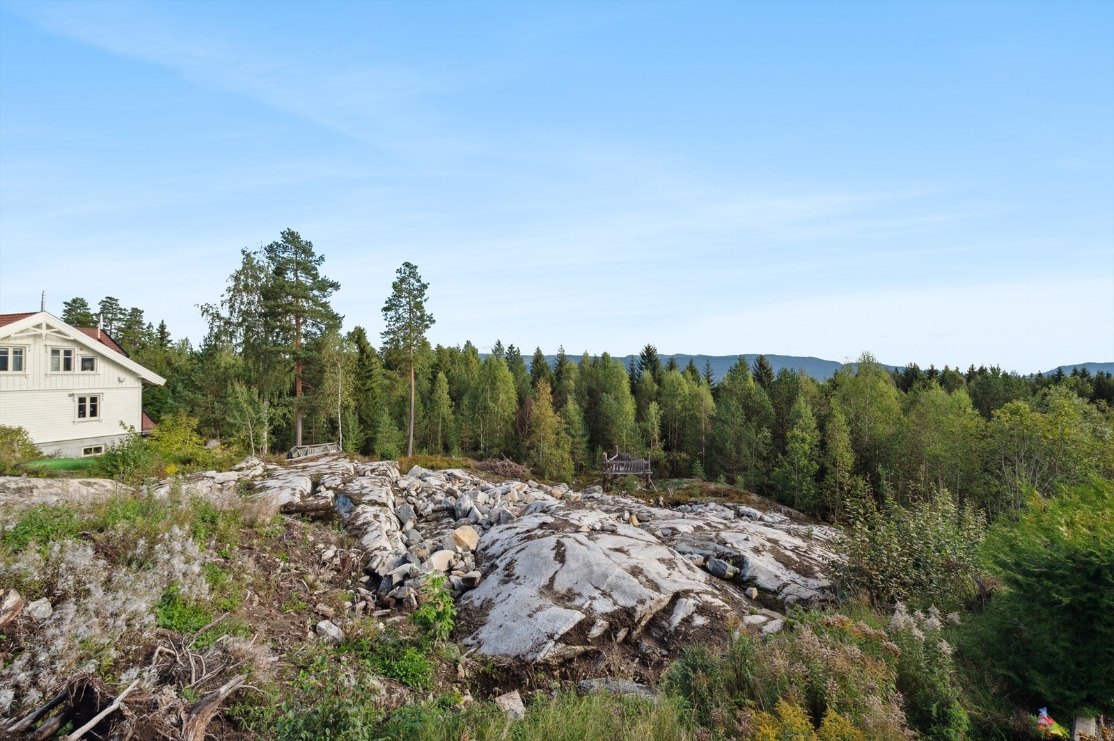 Eiendommen grenser til et friområde. Opparbeidelse, rydding og kostnader, tilfaller kjøper av tomten. Galleribilde