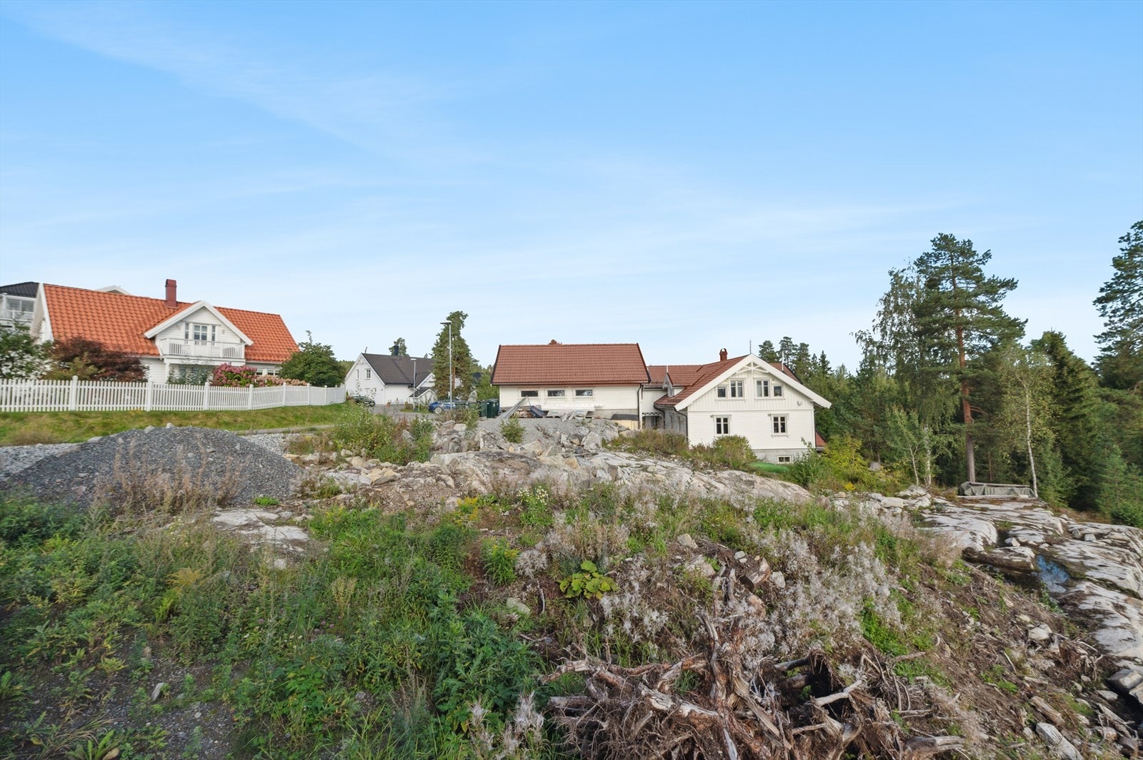 Tomten ligger i et skrånende terreng, noe som gir spennende muligheter for utforming av både bolig og uteområder. Galleribilde