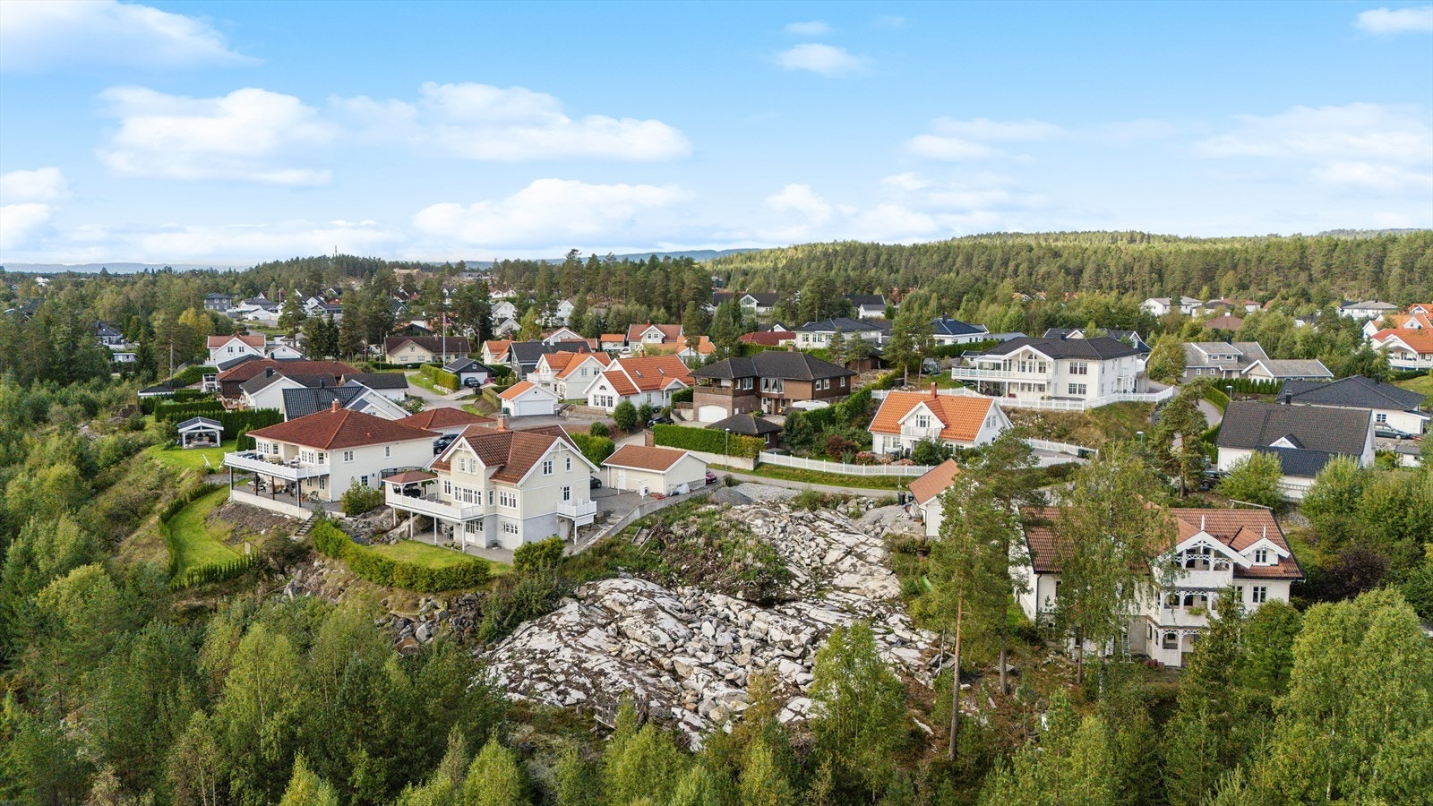 Eiendommen ligger i rolige omgivelser med nærhet til alt du trenger i hverdagen. Galleribilde
