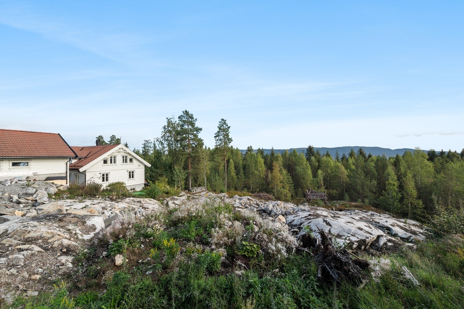 På områdekartet er tomten markert med gul farge, som indikerer moderat til lav forekomst av radon. Galleribilde