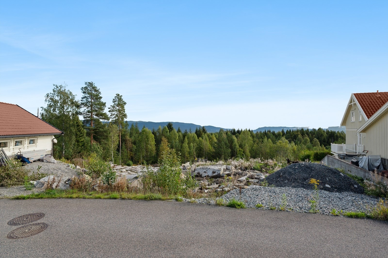 Tomten har lett adkomst fra kommunal vei, noe som gjør tilkomsten enkel og praktisk for både bygging og fremtidig bruk. Galleribilde