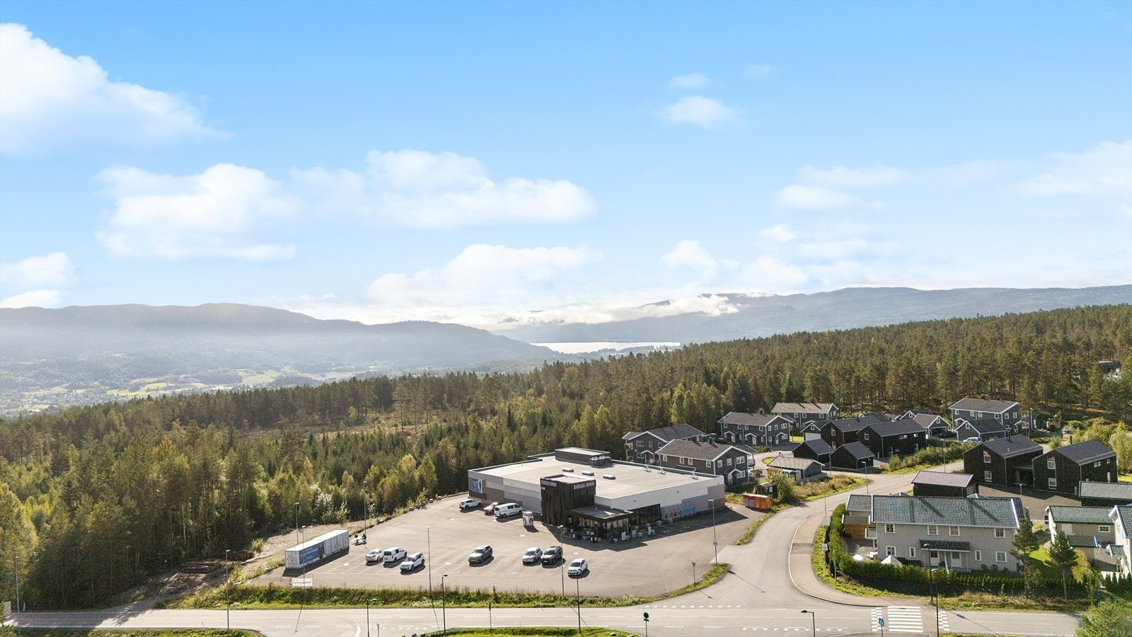 Dagligvarehandelen kan gjøres på Rema 1000, som ligger i toppen av Ormåsenbakken - kun noen minutters kjøring fra eiendommen. Galleribilde