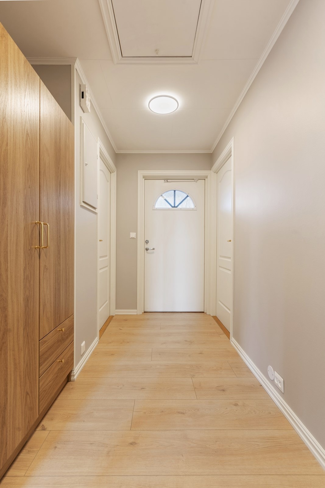 Gang med garderobe Galleribilde