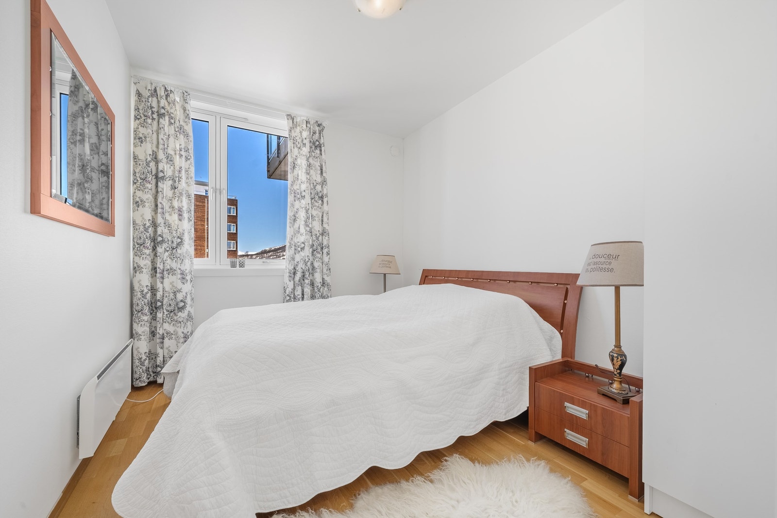 Lyst og romslig soverom med god plass Galleribilde