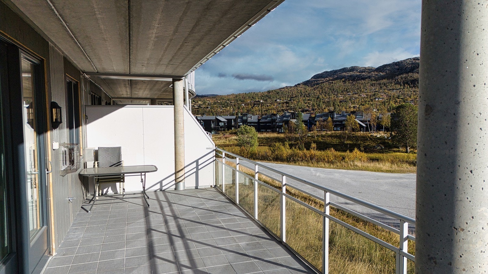 Stor solrik terrasse med gode solforhold Galleribilde