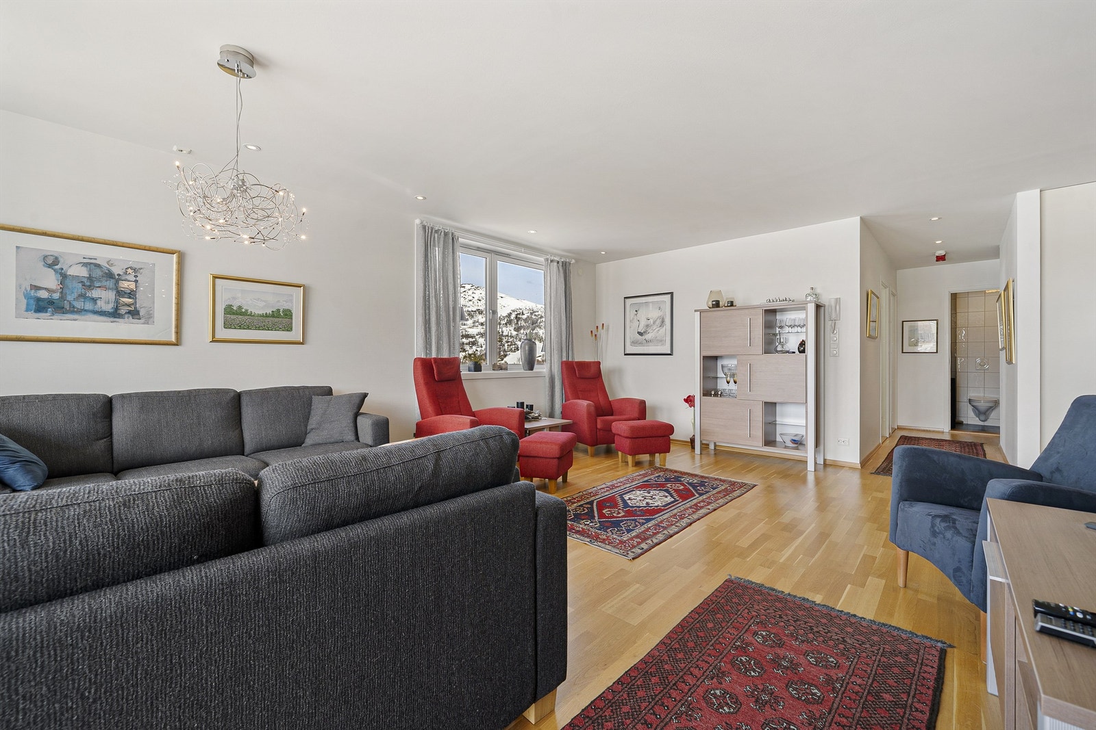 God og åpen stue med god plass til gjester Galleribilde