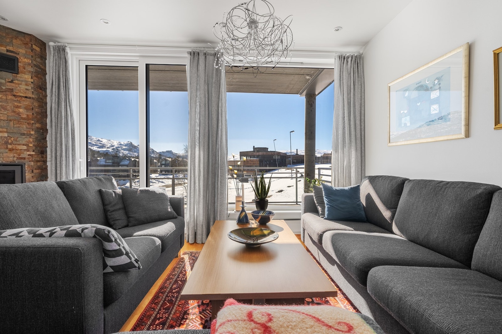 Store vindusflater som slipper inn fint lys og utsikt. Utgang til balkong Galleribilde