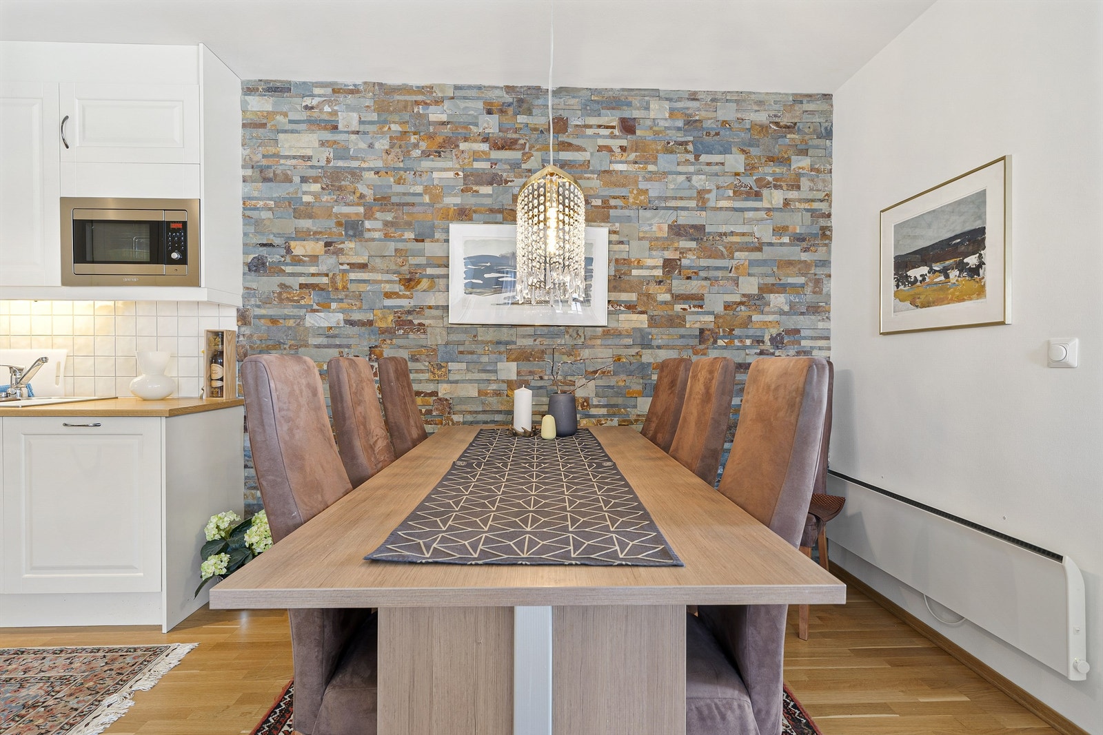 Flott spisestue rett ved kjøkkenet Galleribilde