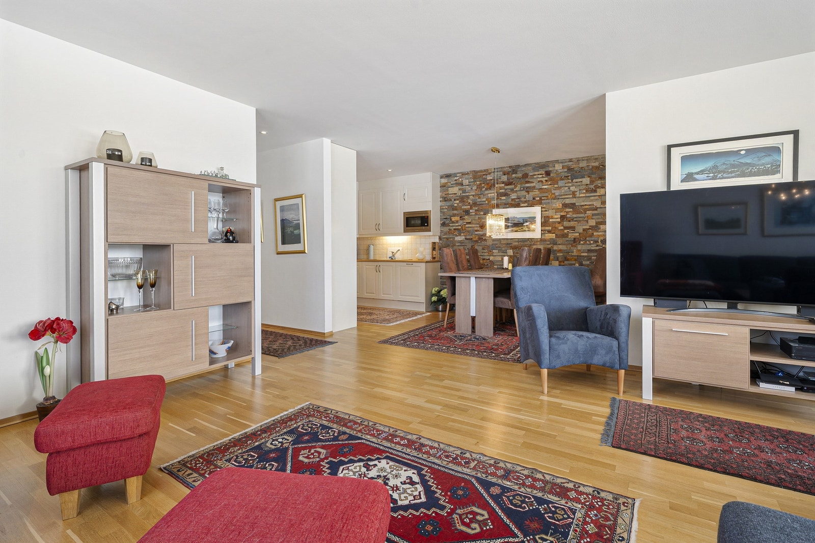 Et varmt og hyggelig oppholdsrom med god plass til familie og venner Galleribilde