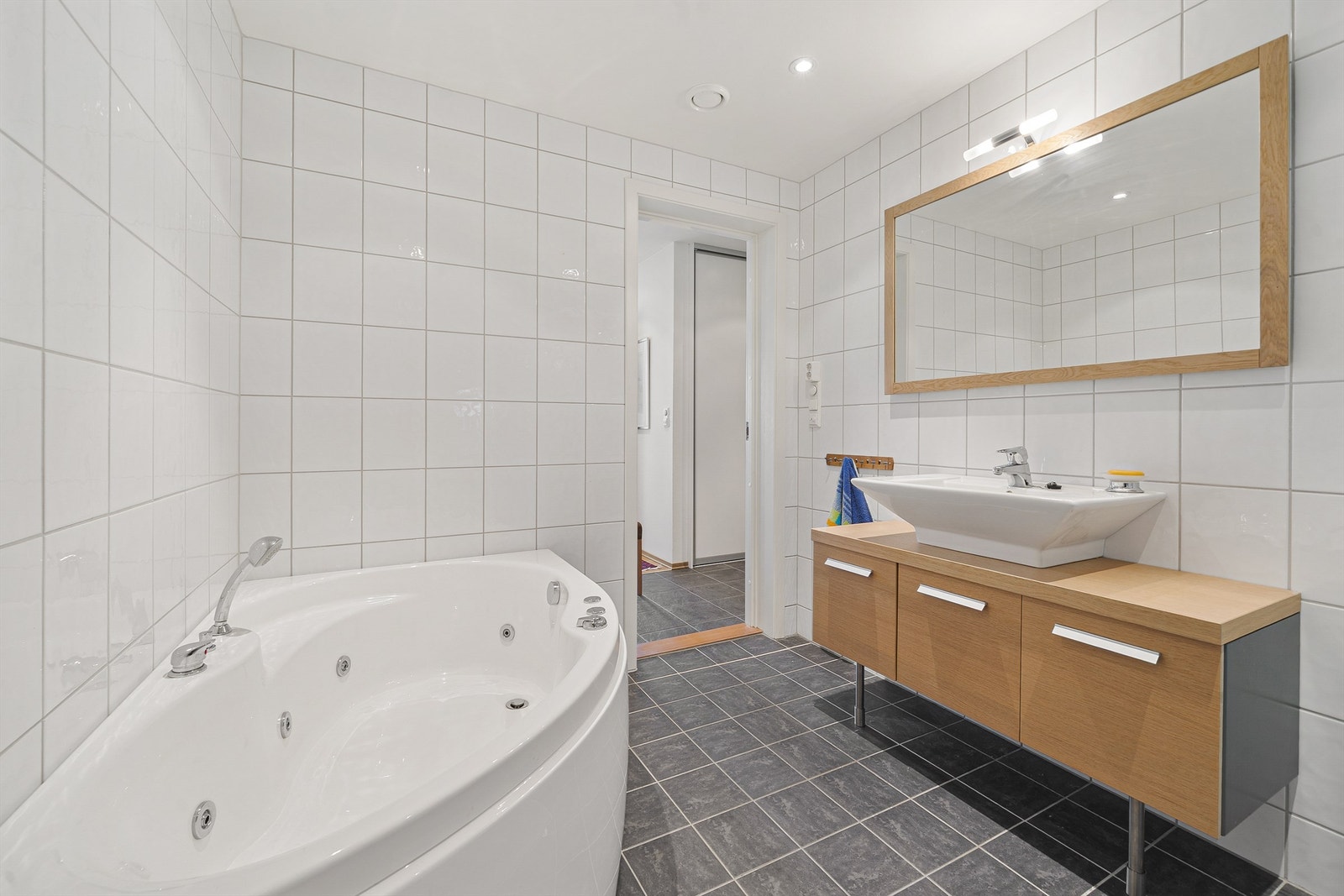 Lekkert flislagt bad med deilig badekar for å få varmen etter en lang dag i bakken ? Galleribilde