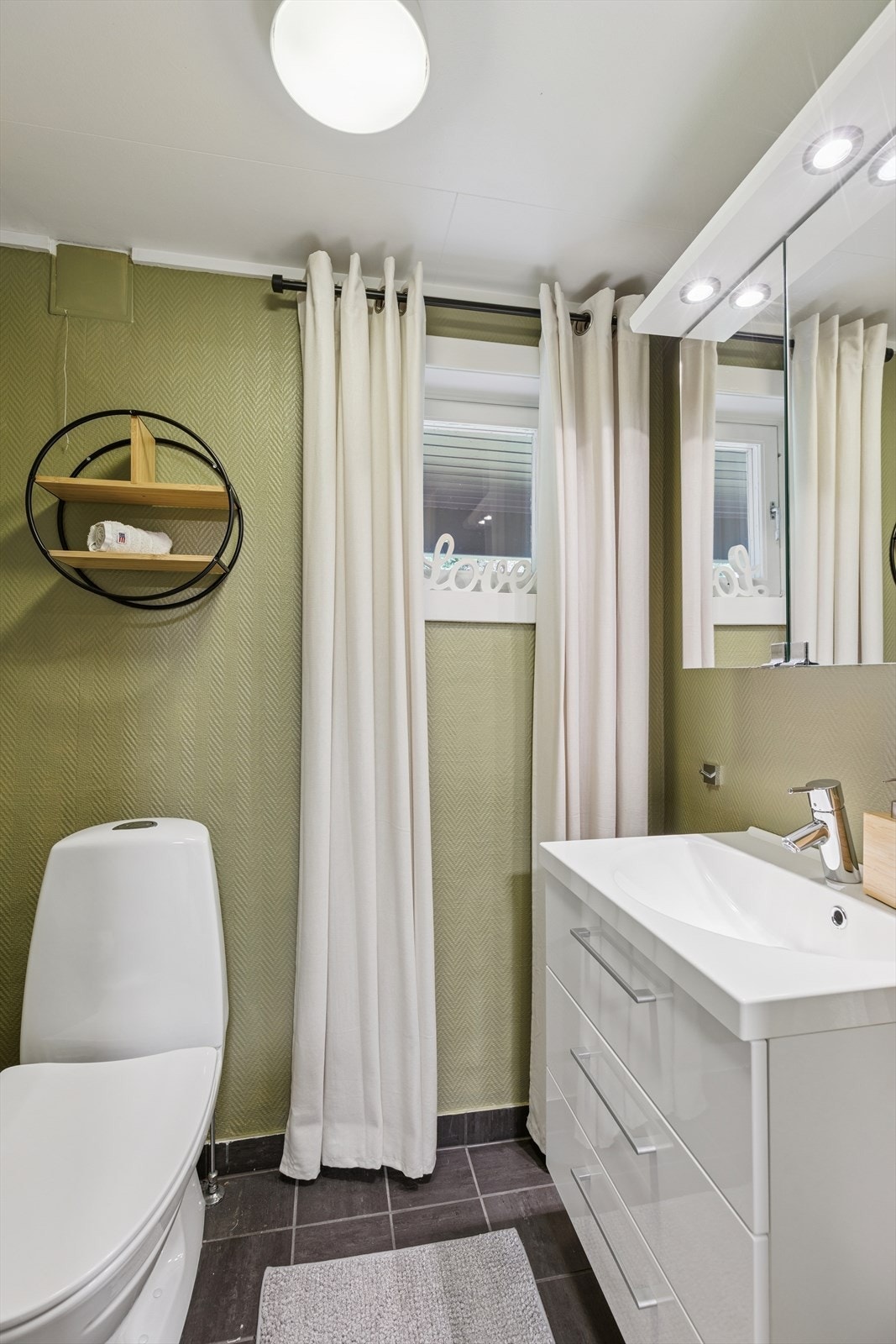 Toalettrom i kjeller Galleribilde