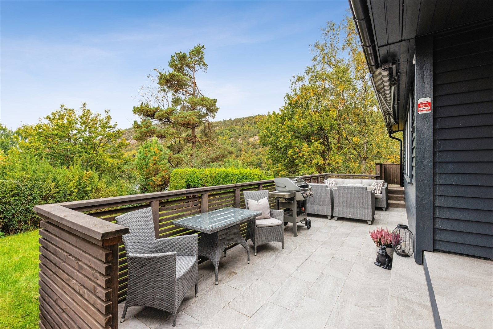 Flislagt terrasseområde med solrikt og usjenert utsyn. Galleribilde