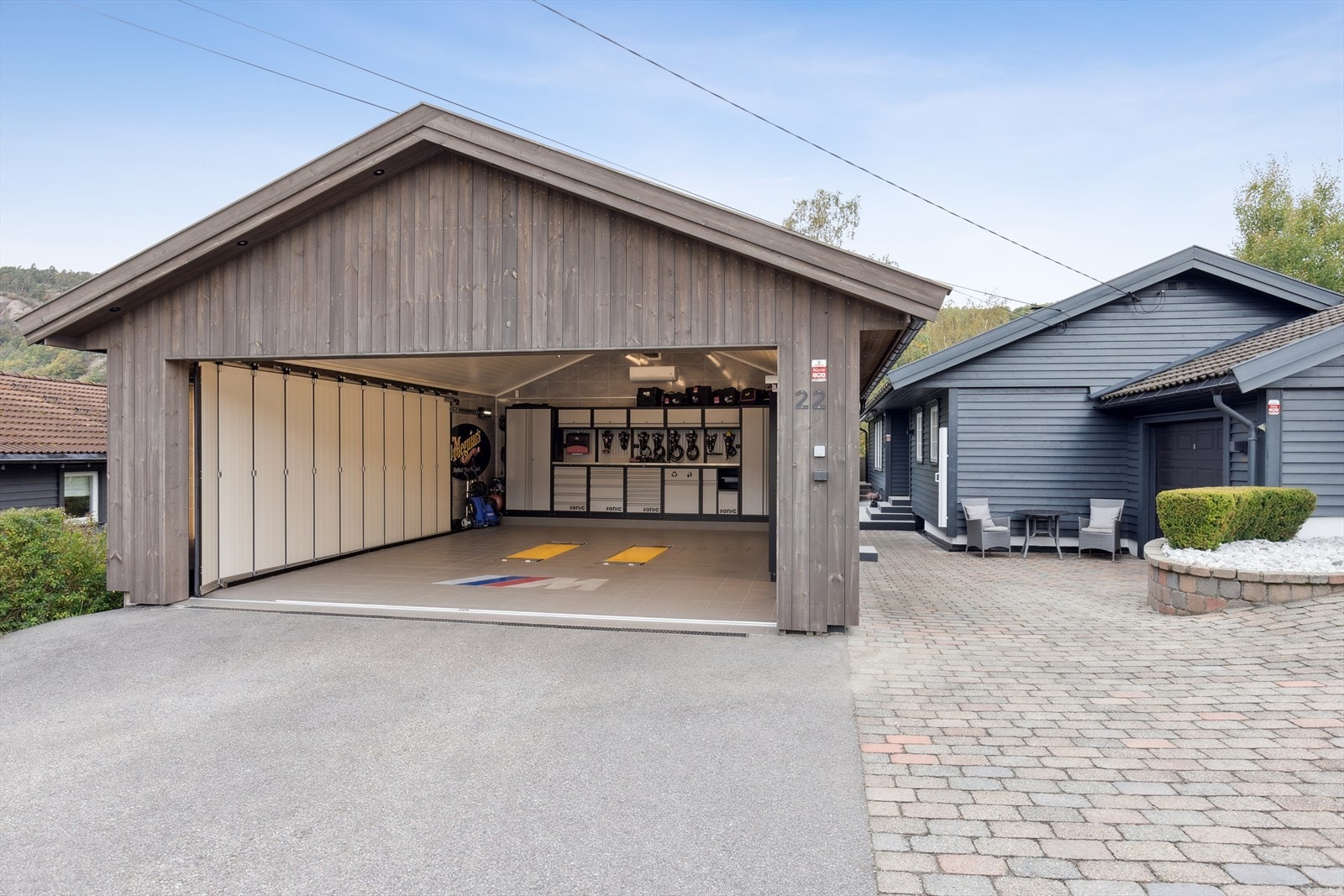 Fasade og garasjeHer kan du sikre deg en innholdsrik enebolig med lekker garasje og gode kvaliteter. Galleribilde