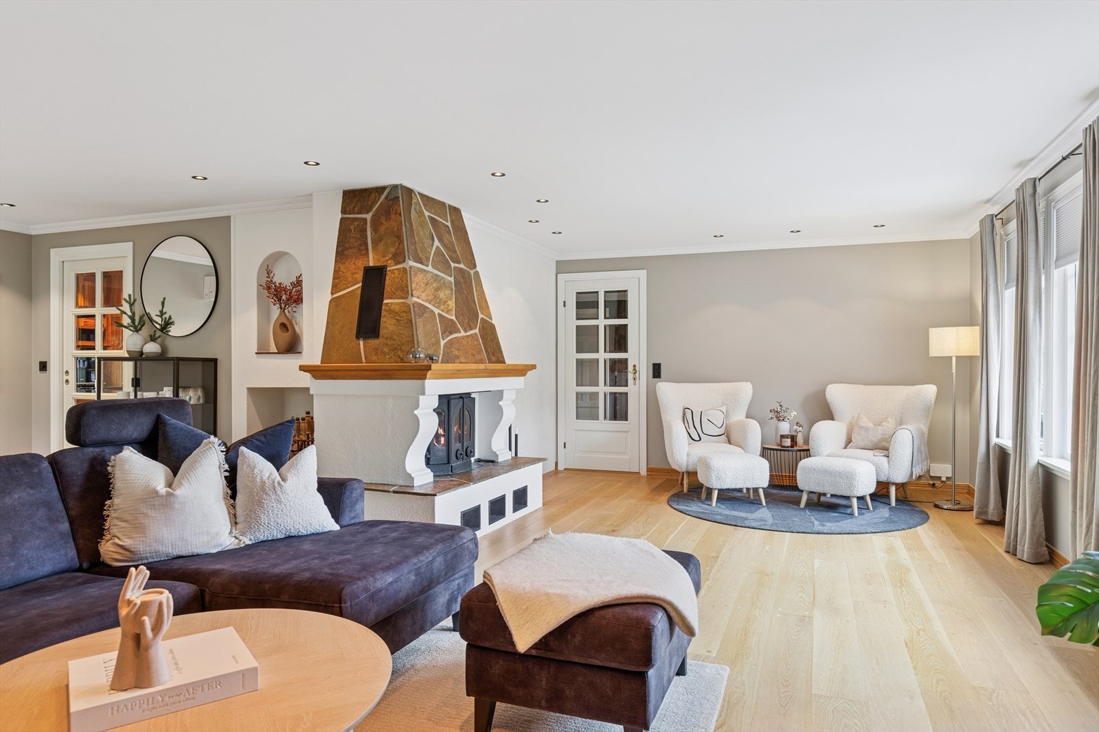 Lys og innbydende stue med gode vindsfluter, gipset vegger og skipsgulv. Galleribilde