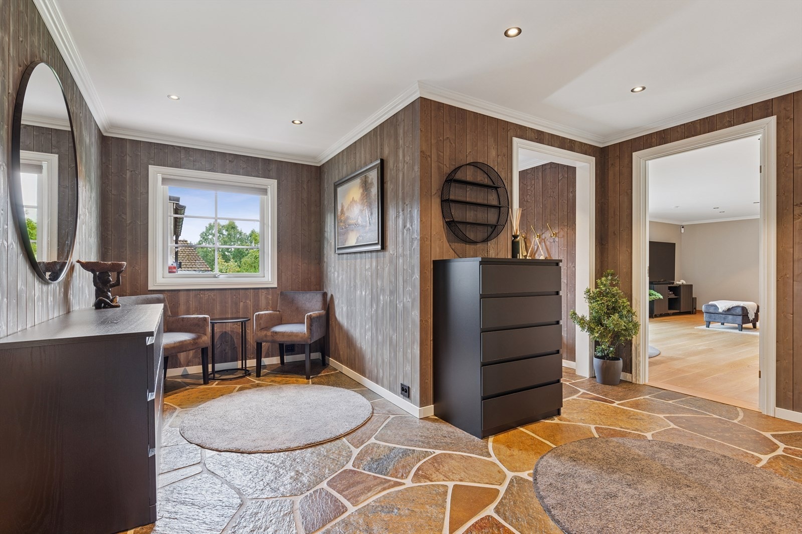 Romslig entré/hall med skifer på gulv. Galleribilde