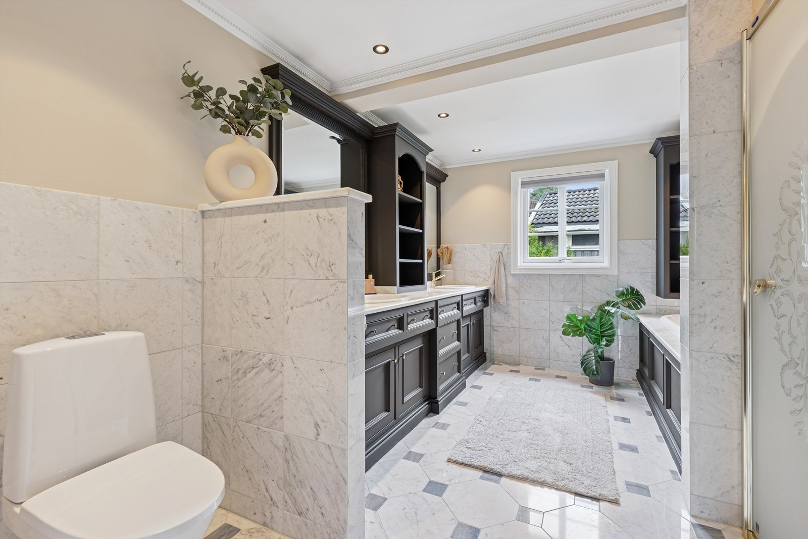 Stilfullt bad med dusjnisje og badekar. Galleribilde