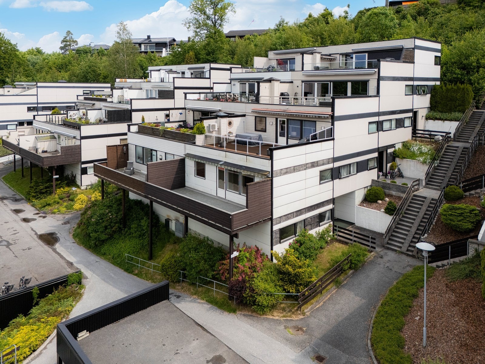 Borgelia ligger i fine og rolige omgivelser, i blindvei uten gjennomgangstrafikk. Biloppstillingsplass i felles carportanlegg. Galleribilde