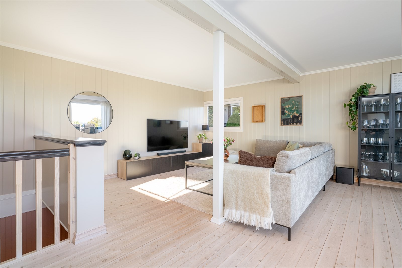 Den åpne romløsningen skaper fine, definerte soner for møblering. God plass til både sofagruppe og annet stuemøblement. Galleribilde