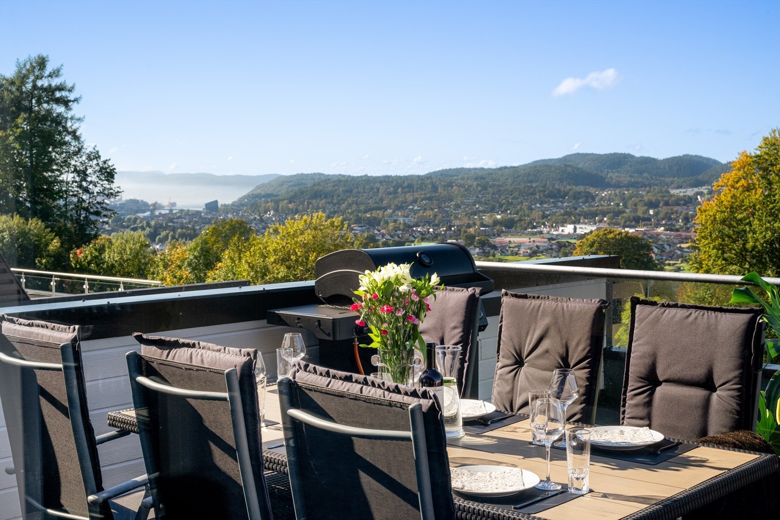 Borgelia 18 har en fin og solrik beliggenhet i et attraktivt boligområde på Borgeåsen, med nærhet til det meste! Galleribilde