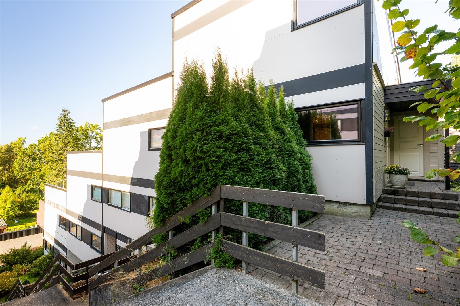 Velforeningen har fine fellesarealer bestående av grøntområder, internveier og utvendige trapper, samt felles carportanlegg. Galleribilde