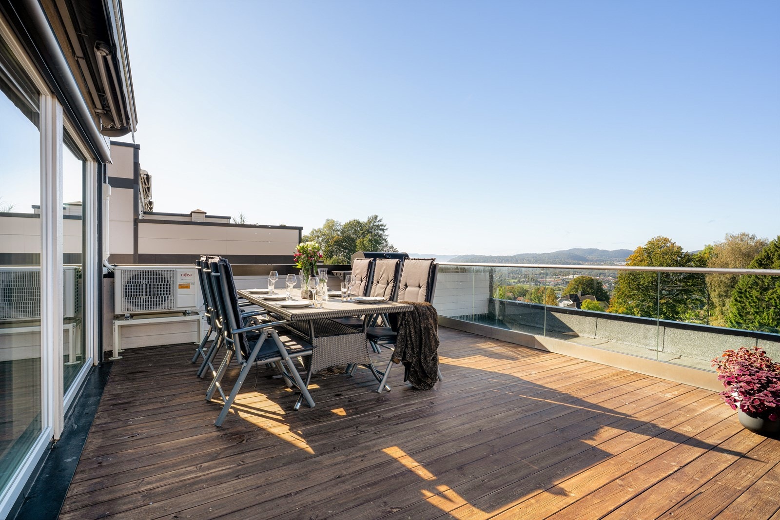 Fra stuen er det utgang til en stor og herlig terrasse mot vest, som byr på svært gode solforhold og en fantastisk, vidstrakt utsikt! Galleribilde