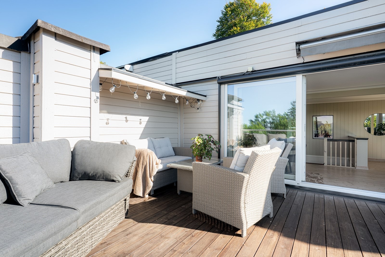 Terrassen er oppbygget med tilfarergulv, impregnerte terrassebord og rekkverk i glass. Det er montert flott utebelysning og utestikk. Galleribilde