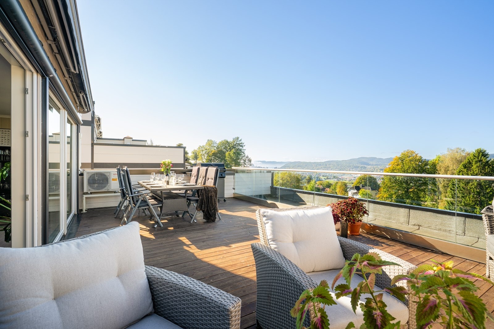 EiendomsMegler1 v/Mette Krokås Selander presenterer Borgelia 18 - Tiltalende terrassehus på Borgeåsen, med nydelig utsikt! Galleribilde