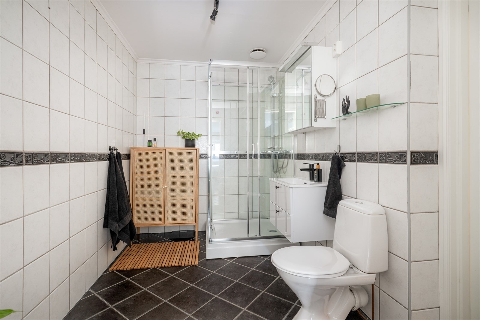 Romslig, flislagt bad i 1. etasje, med standard fra 2004. Badet har elektriske varmekabler i gulv og ny servantinnredning fra 2025. Galleribilde