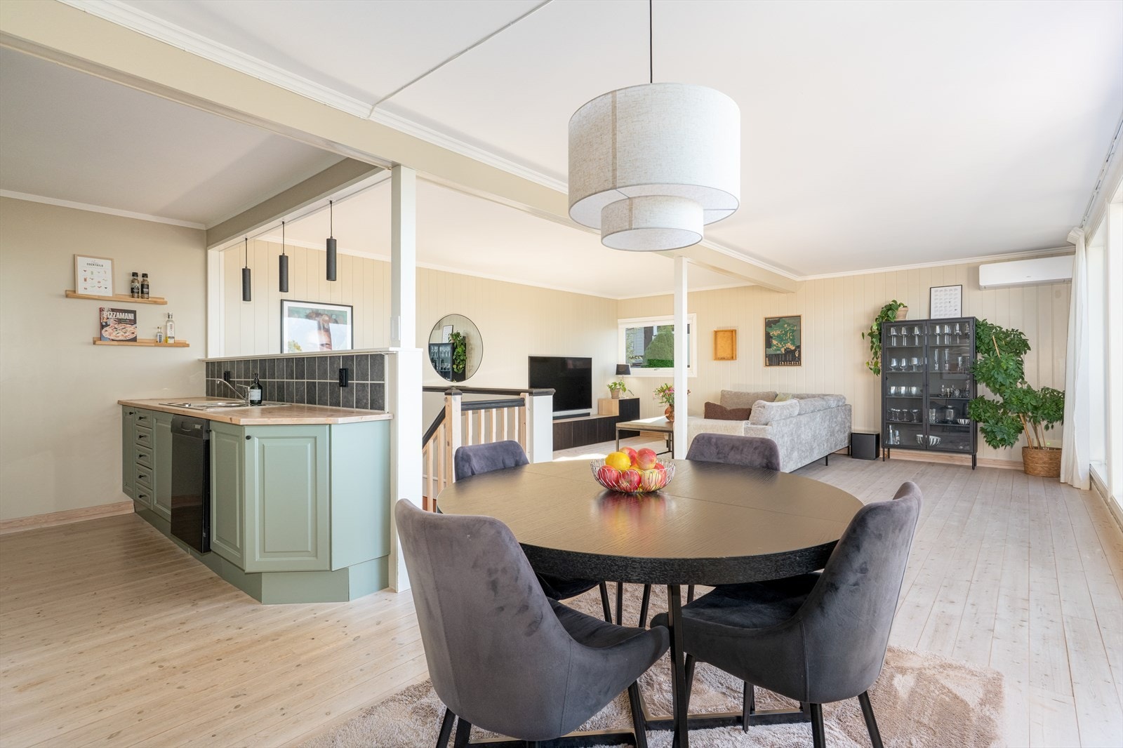 Lys og pen stue av god størrelse, med kjøkken i åpen løsning og flere store vindusflater som gir fin utsikt og mye naturlig lys. Galleribilde