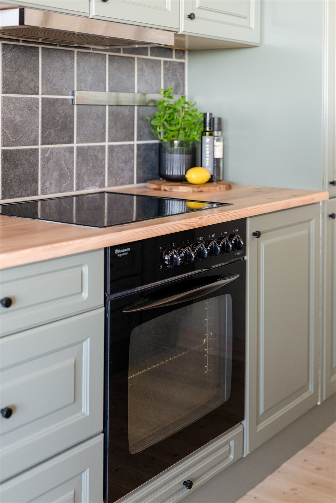 Fronter er malt opp og påkostet nye knotter i senere tid. Integrerte hvitevarer, samt avsatt plass og opplegg for oppvaskmaskin. Galleribilde