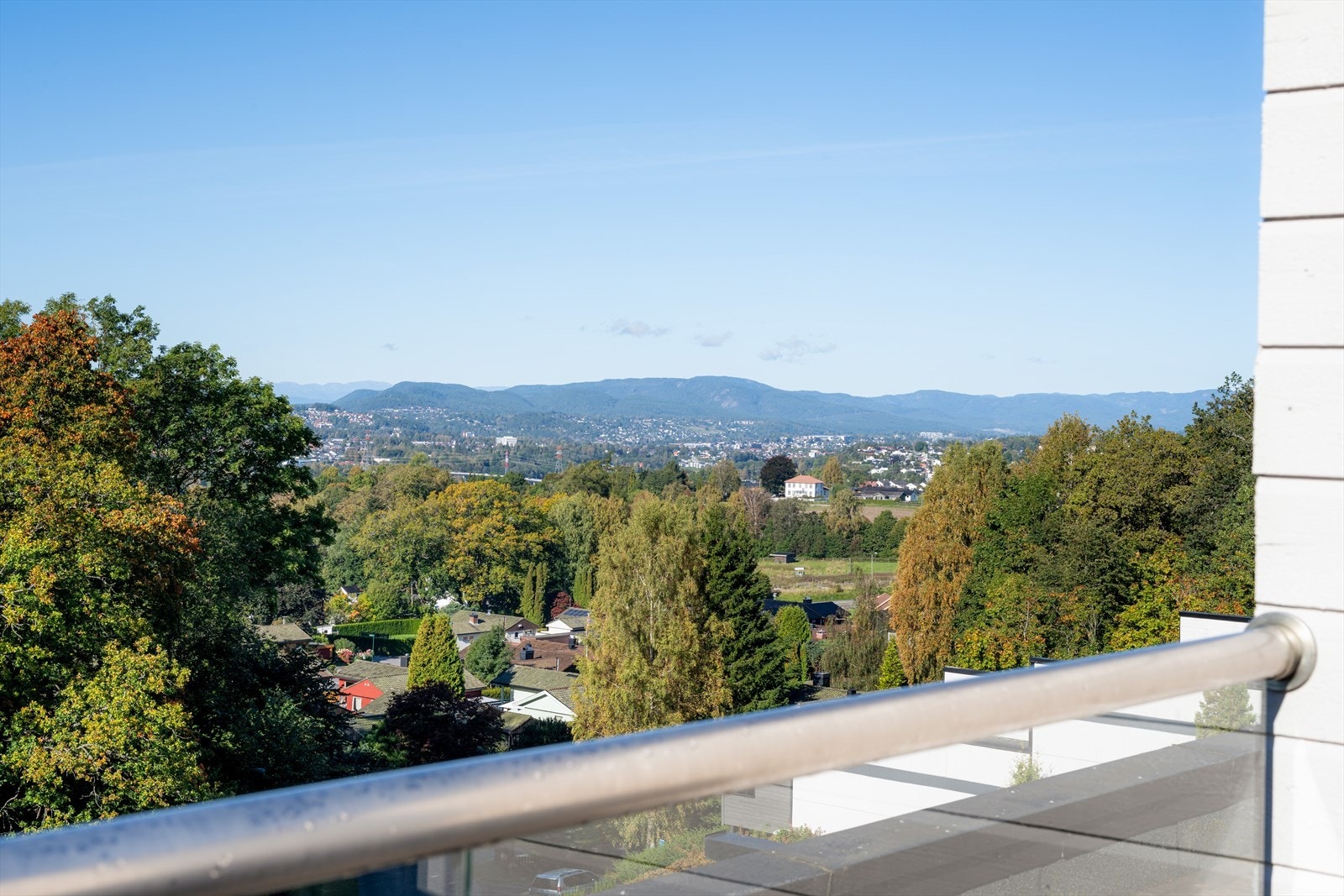 Boligen har en nydelig beliggenhet i toppetasjen - her kan sene sommerkvelder nytes med gode solforhold og fantastisk utsikt! Galleribilde