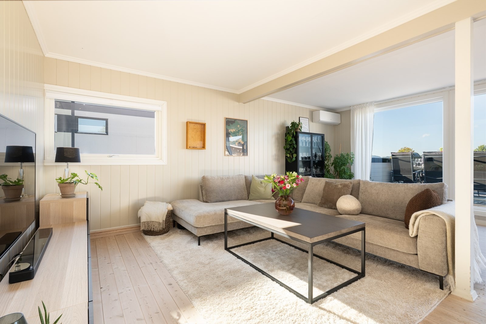 Overflater består av furugulv, malt trepanel på vegger og malt tak. Boligen har nyere varmepumpe i stuen, installert i 2022. Galleribilde