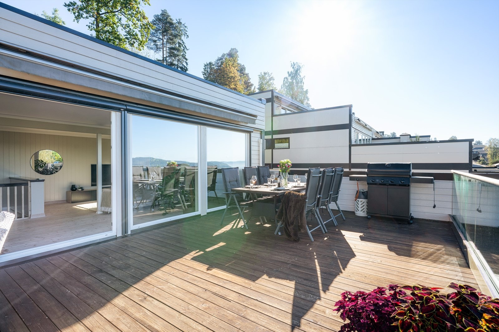 Boligen innehar en fin planløsning over to etasjer og nydelig beliggenhet i toppetasjen, med vestvendt terrasse. Galleribilde