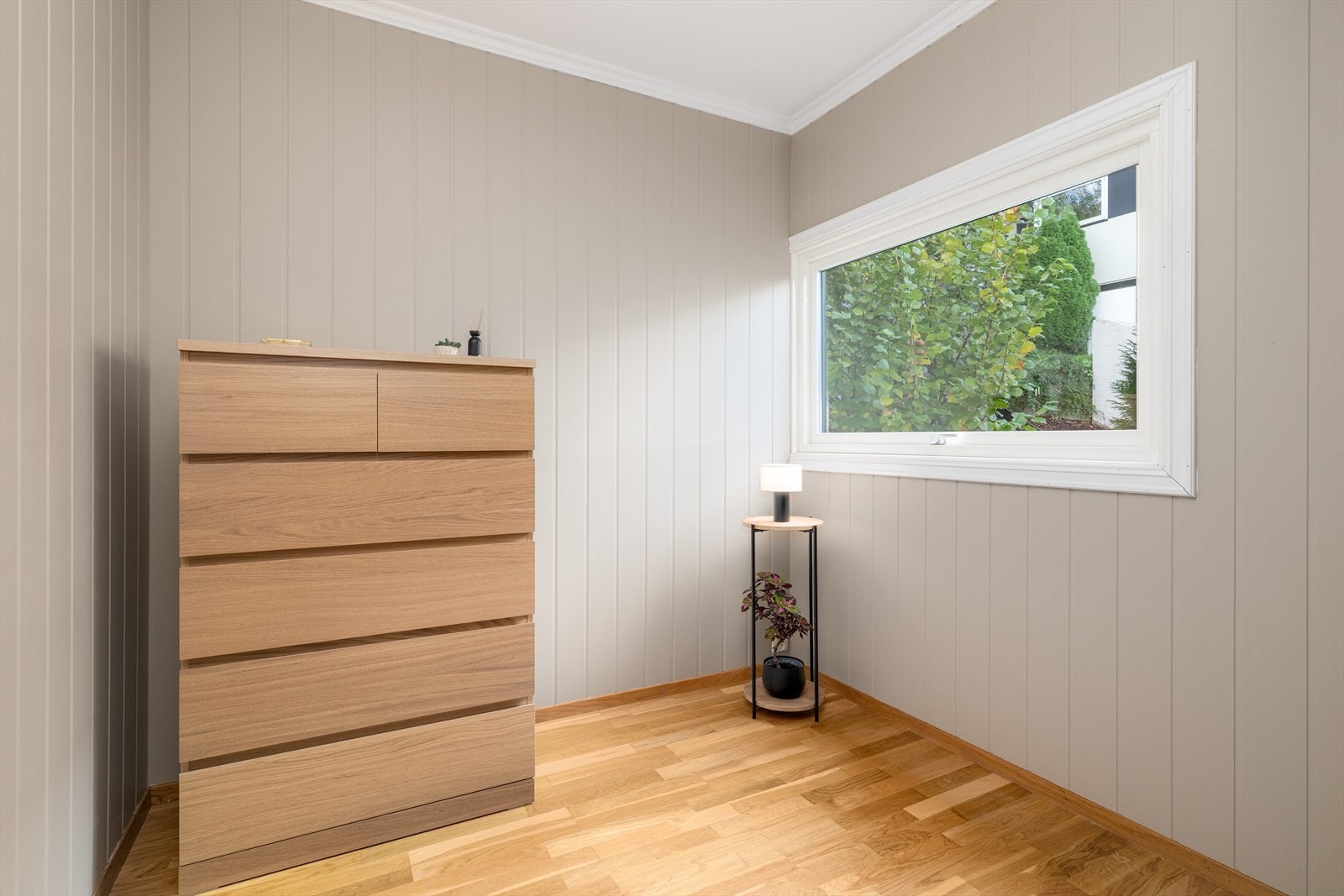 Det andre soverommet er også romslig, med fin plass til diverse soveromsmøblement og praktisk garderobeskap med skyvedører. Galleribilde